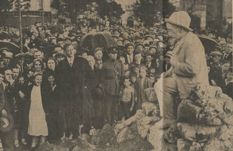 Padraic-O%E2%80%99Conaire-Statue-with-Eamonn-DeValera-pic_NUIG.jpg